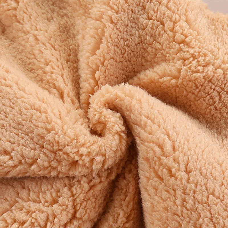 Image en gros plan d'une couverture polaire moelleuse de couleur beige avec une texture douce et moelleuse, soulignant visuellement son confort, idéale pour maintenir la chaleur et le confort d'un bébé de BABY-PREMA.