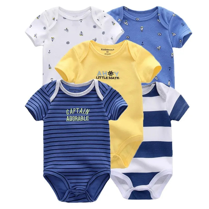 Un ensemble de cinq grenouillères pour bébé de différentes couleurs et motifs, dont des rayures blanches, jaunes, bleues et bleues avec les textes « Ahoy Little Mate » et « Captain Adorable ». Fabriqués à partir de coton doux, ces Lot de 5 Pièces 100% Coton pour Bébé de BABY PREMA sont parfaits pour assurer le confort de votre tout-petit toute la journée.