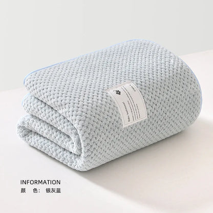 Une couverture Lange Couverture Bébé 105X105cm soigneusement pliée de BABY PREMA, conçue pour un bébé, posée sur une surface propre et légère, dégageant une sensation de calme et de confort.