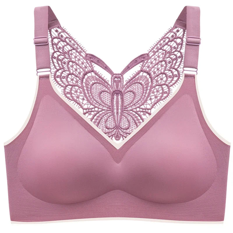 Un soutien-gorge de maternité Soutien Confort Grandes Tailles mauve avec un motif papillon en dentelle complexe au dos par BABY PREMA.