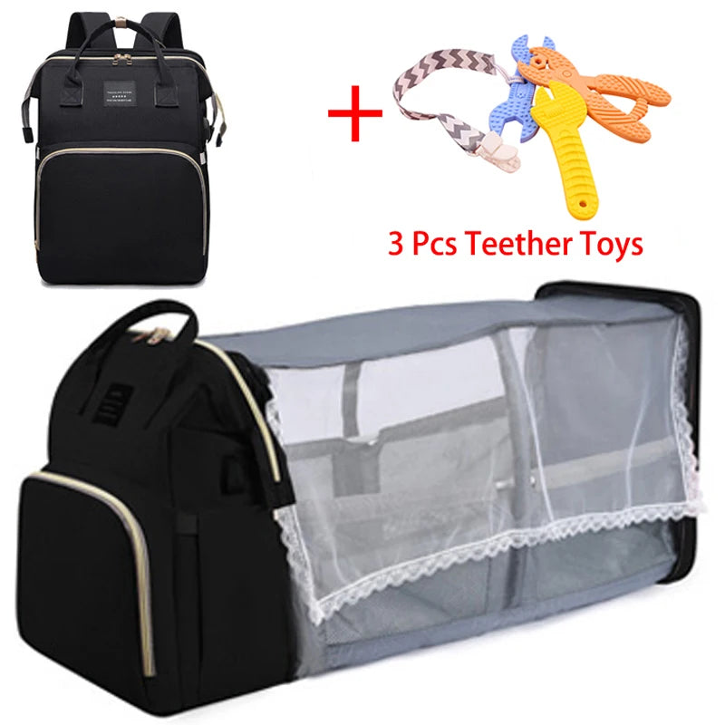 Un sac à dos à langer multifonctionnel BABY PREMA avec un berceau portable intégré, associé à un ensemble de trois jouets de dentition colorés, tous conçus pour un poids léger et pratique.
