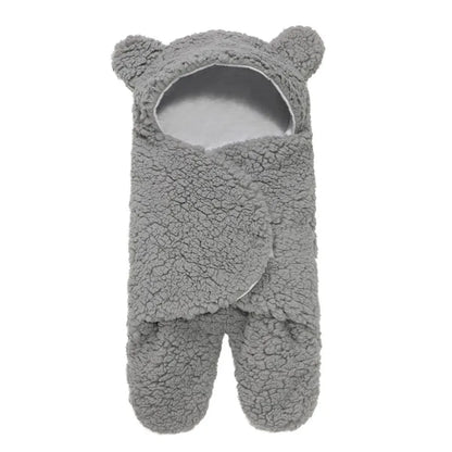 Un article bébé cosy, Couverture bébé Nid D'Ange de BABY-PREMA avec de jolis détails d'oreilles d'ours, conçue pour garder un bébé au chaud et bien au chaud.