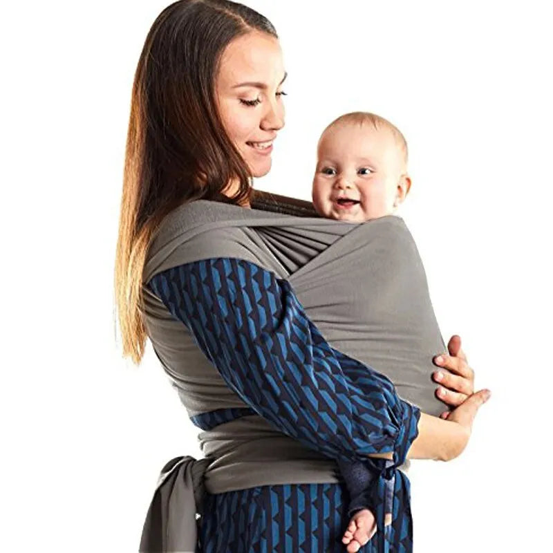Une Femme portant son bébé avec une Écharpe. Un Porte-Bébé en Coton Extensible 0 à 36 mois. Gris - BABY PREMA