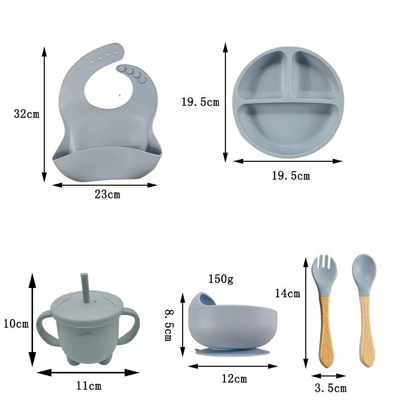 Image affichant les dimensions des articles d'alimentation pour bébé : un bavoir (32 cm x 23 cm), une assiette (19,5 cm de diamètre), un gobelet (11 cm x 10 cm), un bol (14 cm de diamètre), une cuillère et une fourchette. ensemble (13,5 cm chacun). Fabriqué à partir de silicone de haute qualité, c'est la vaisselle idéale pour les enfants. Présentation du **Ensemble 6-8 Pièces de Vaisselle pour enfants** de **BABY PREMA**.