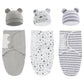 Une collection d'accessoires légers pour bébé conçus pour les prématurés, comprenant trois jolies couvertures d'emmaillotage Gigoteuse Ajustable Coton pour Bébé aux motifs étoilés et rayés et trois bonnets assortis ornés de petites oreilles pour des moments de dodo douillets de BABY PREMA.