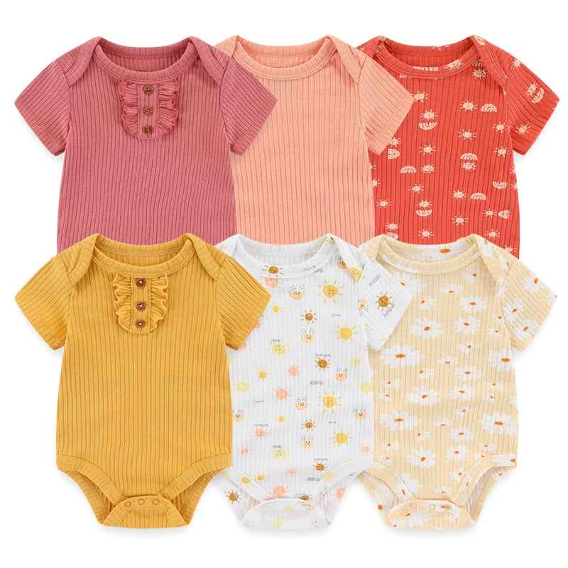 Six Lot 6 Body Coton Bébé Manches Courtes côtelés de BABY PREMA dans différentes couleurs et motifs, dont jaune moutarde, blanc, rose et orange. Certaines comportent des volants et des imprimés sur le thème de la nature.