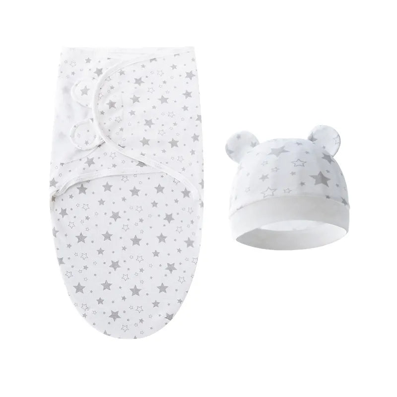 Une ensemble Gigoteuse Couverture Ajustable | 100% Coton Pour Bébé blanche confortable avec un motif d'étoiles et, en complément, un bonnet pour bébé assorti aux adorables oreilles d'ours de BABY PREMA.