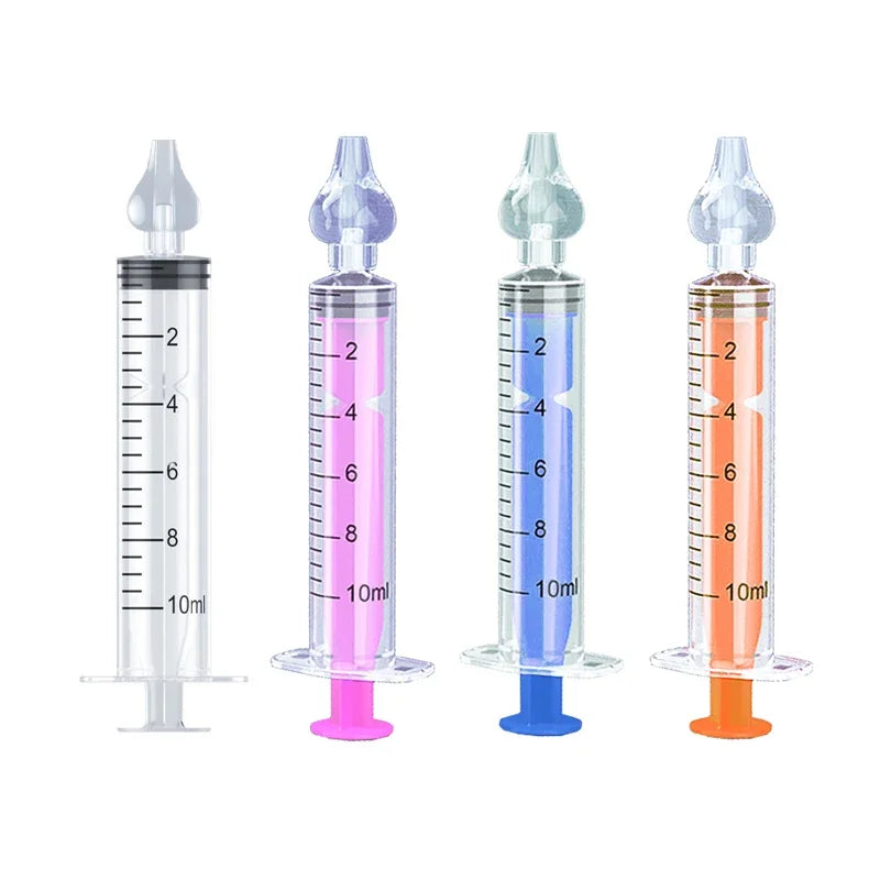 Quatre seringues de couleurs différentes, sans aiguille, remplies chacune d'un liquide de couleur différente, sont disposées côte à côte sur un fond blanc pour l'usage pédiatrique du Lavage de Nez Bébé de BABY PREMA.