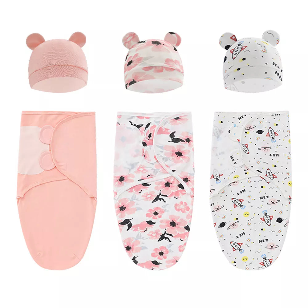 Une collection de couvertures d'emmaillotage Baby Prema et de chapeaux assortis avec de jolis détails d'oreilles d'animaux dans une variété de motifs roses et gris, parfaits pour assurer l'hygiène de votre bébé.
