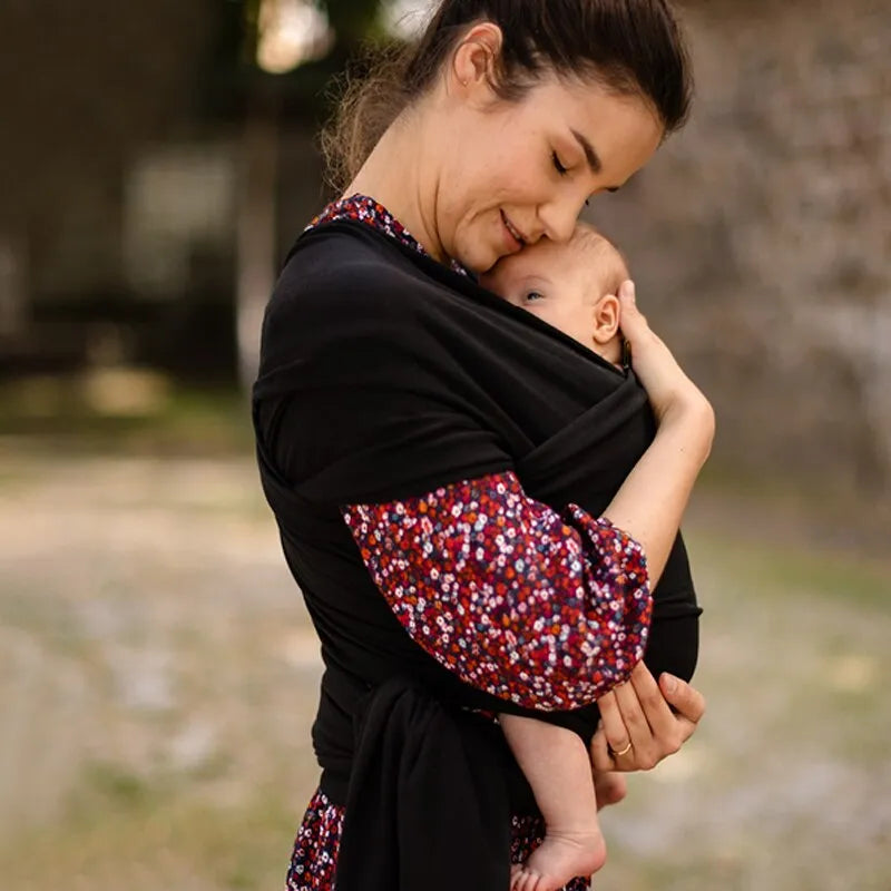 Une Femme portant son bébé avec une Écharpe. Un Porte-Bébé en Coton Extensible 0 à 36 mois - BABY PREMA