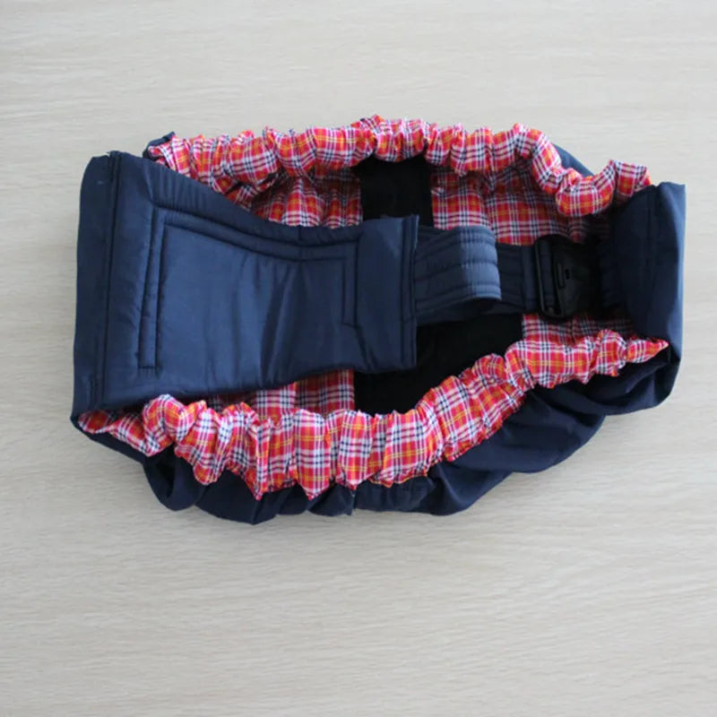 Ceinture élastique avec doublure intérieure Echarpe de Portage Bébé 0-12M et extérieur foncé, posée à plat sur un support en bois pour BABY PREMA.