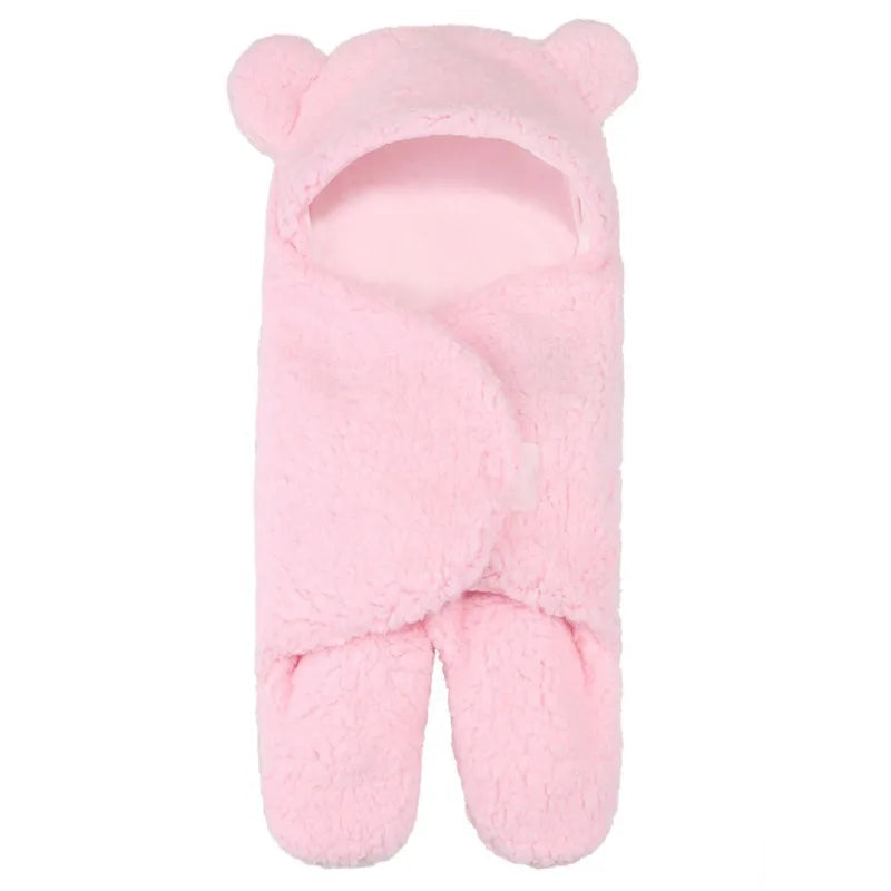 Un nid d'ange douillet sur le thème de l'ours rose Couverture bébé Nid D'Ange avec une capuche ornée de jolies petites oreilles, parfait pour après le bain de votre bébé. Nom de marque : BABY-PREMA.