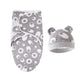 Un ensemble d'accessoires pour bébé comprenant une couverture d'emmaillotage à motif floral BABY PREMA et un bonnet gris avec de jolies oreilles d'ours, parfaits pour le dodo d'un bébé prématuré.