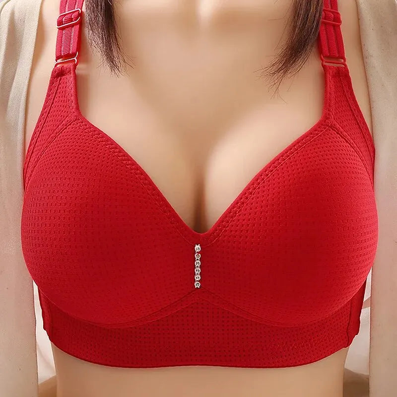 Gros plan d'un Soutien Froncé Confort Tendance rouge de BABY PREMA porté par une femme, mettant en valeur le tissu texturé et les détails de conception du vêtement.