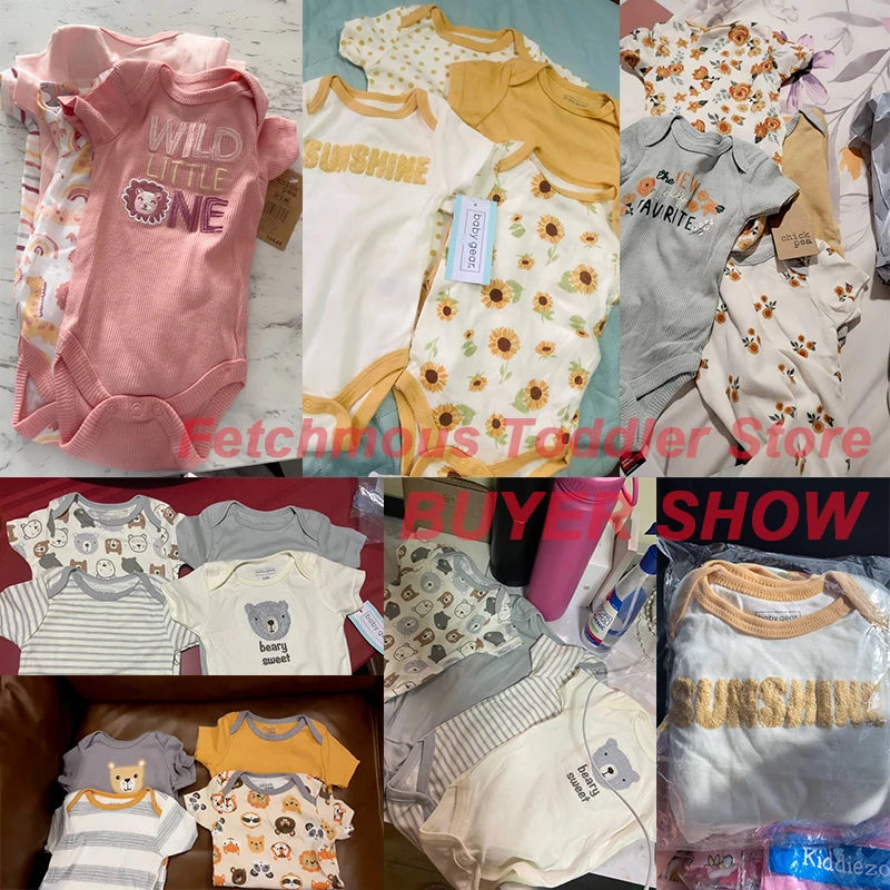 Assortiment de vêtements pour bébé, dont des grenouillères aux motifs et imprimés variés, en coton doux. Affiché par les acheteurs dans différents contextes. Le texte indique "BABY PREMA Lot de 4 Bodies Bébé Couleurs été BUYER SHOW.