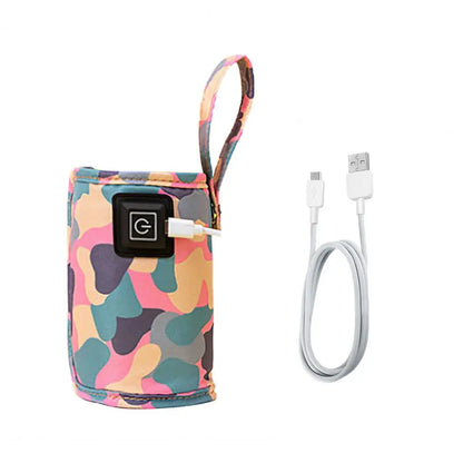 Un étui coloré à motif camouflage abstrait avec un bouton et un câble de chargement attaché sur la gauche. Destiné aux parents occupés, un câble USB vers micro-USB blanc séparé repose à droite sur un fond blanc pour le Chauffe-Biberon Portable Intelligence Résistant de BABY-PREMA.