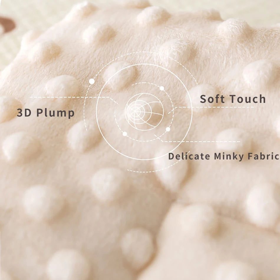 Une vue rapprochée d'un tissu en peluche crémeux au toucher doux, doté d'une texture dodue en 3D et composé d'un matériau minky délicat pour les accessoires douillets BABY PREMA Coussin de Siège de poussette pour Bébé.