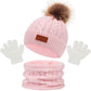 Un ensemble d'accessoires d'hiver disposés sur fond blanc, comprenant un Ensemble 3Pièces Bonnet Gants pour Bébé de BABY PREMA avec un pompon en fausse fourrure sur le dessus, un cache-cou rose assorti et une paire