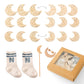 Une collection d'accessoires bébé comprenant le coffret cadeau naissance bébé de la marque BABY PREMA, comprenant des marqueurs de jalons en forme de lune pour chaque anniversaire mensuel, une paire de chaussettes avec
