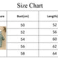 Tableau des tailles des vêtements pour enfants affiché sur une table. Cinq tailles sont répertoriées : 0-3M, 3-6M, 6-9M, 9-12M et 12-18M. Chaque taille comprend une photo du produit, présentant des articles comme la Barboteuse Combinaison à Capuche de BABY PREMA, un tour de poitrine, une mesure de la longueur et des conseils sur l'âge. Remarques sur les différences de mesure et les variations de couleur