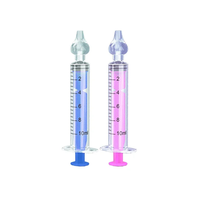 Deux seringues médicales BABY PREMA à pistons bleus et roses sur fond blanc, de construction poids léger.