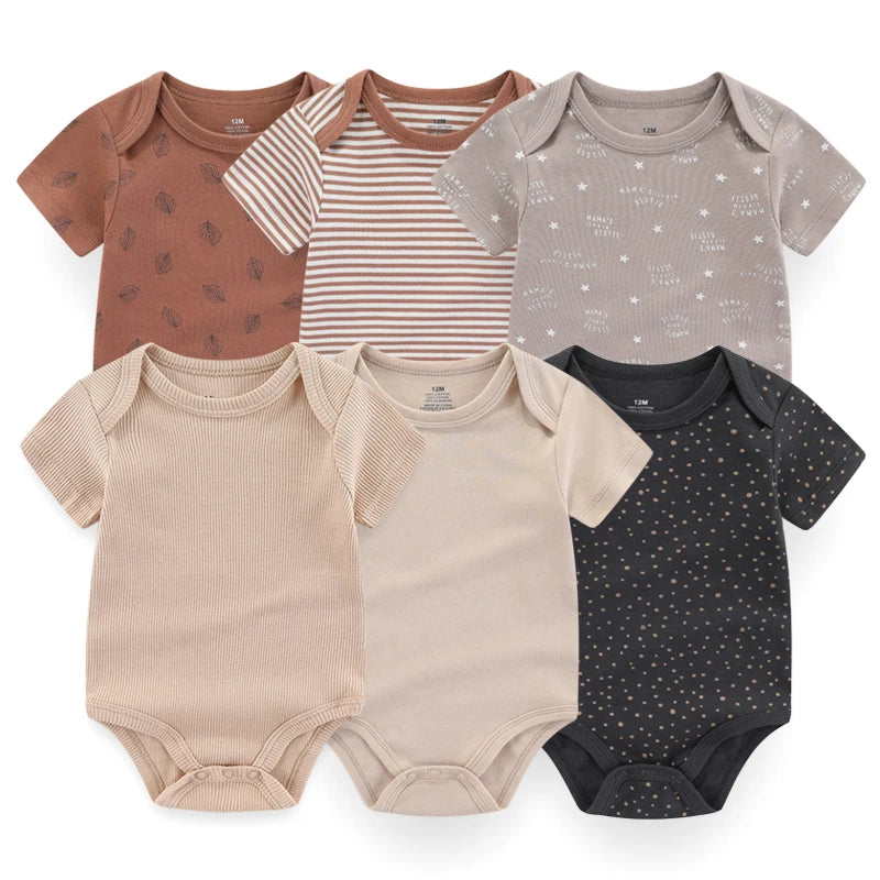 Six manches courtes pour bébé avec des motifs et des couleurs variés : marron, rayé, gris avec de petits motifs, beige, crème et noir avec de petites étoiles. Ce Lot 6 Body Coton Bébé Manches Courtes de BABY PREMA assure confort et style à votre bébé.