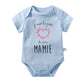 Un Body Coton Manches Courtes BABY-PREMA bleu clair en coton doux à manches courtes porte le texte français "je suis le petit coeur de ma Mamie". Cet adorable vêtement nouveau-né est décoré d'un contour de cœur rouge et de rayons au-dessus du mot « Mamie », ce qui en fait le cadeau parfait pour bébé.