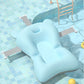 Une scène surréaliste au bord de la piscine avec un flotteur de piscine surdimensionné en forme d'ours sur un sol en damier, accompagné de canards en caoutchouc jaune et d'accessoires de bain pour bébé BABY PREMA flottant à proximité.