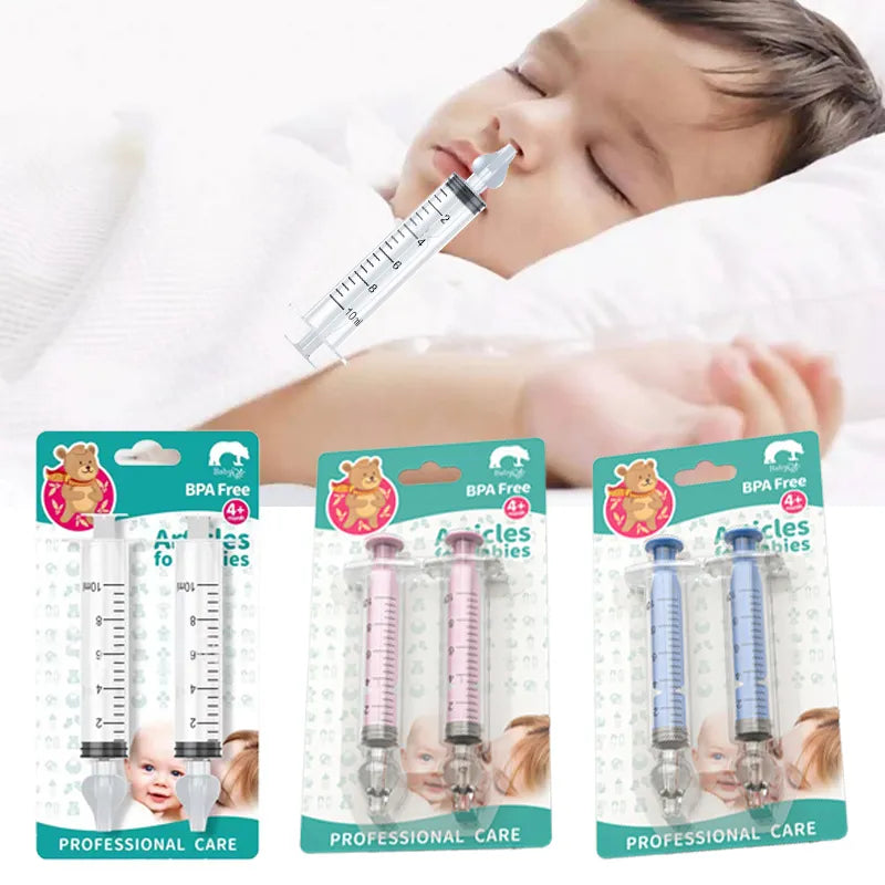 Un bébé prématuré se reposant paisiblement tout en recevant des médicaments à l'aide d'une seringue BABY-PREMA conçue pour les enfants, avec l'emballage du produit pour les seringues Lot 2 Pièces Nettoyant Nasal pour Bébé présenté ci-dessous.