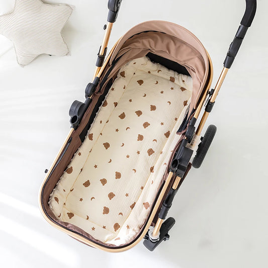 Poussette bébé confortable et élégante avec un Coussin de Siège de poussette pour Bébé de BABY PREMA, complète avec les accessoires bébé nécessaires, prête pour une promenade relaxante.