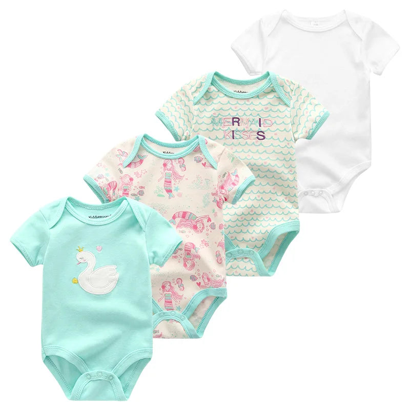 Quatre bodys pour bébé : un bleu sarcelle clair avec un motif cygne, un rose clair avec des sirènes, un avec des écailles de sirène bleu sarcelle et le texte "Mermaid Kisses", et un blanc uni. Notre Lot de 4 Bodies Coton Bébé Couleurs été de BABY PREMA est fabriqué en coton doux pour un confort ultime lors des aventures estivales.