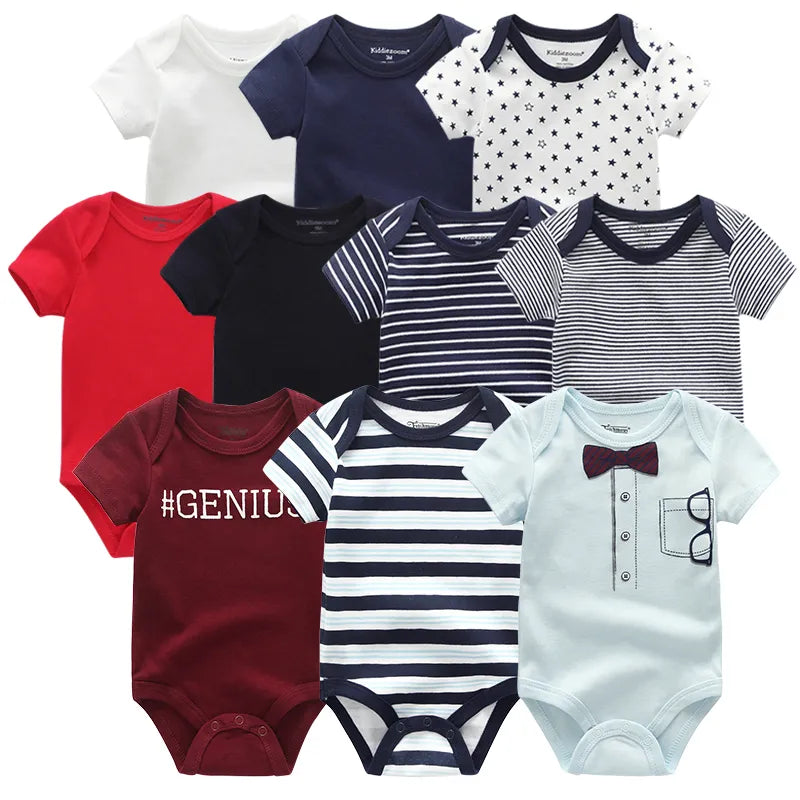 Un présentoir de 10 grenouillères pour bébé aux couleurs unies, à rayures et à pois, certaines avec du texte ou des graphiques. Cette adorable collection comprend un modèle bordeaux avec « #GENIUS » et un modèle bleu clair avec un nœud papillon et une poche. Parfait pour rehausser n'importe quelle garde-robe de bébé avec le charmant Pack de 5 Bodies | Coton Doux Bébé de BABY PREMA.