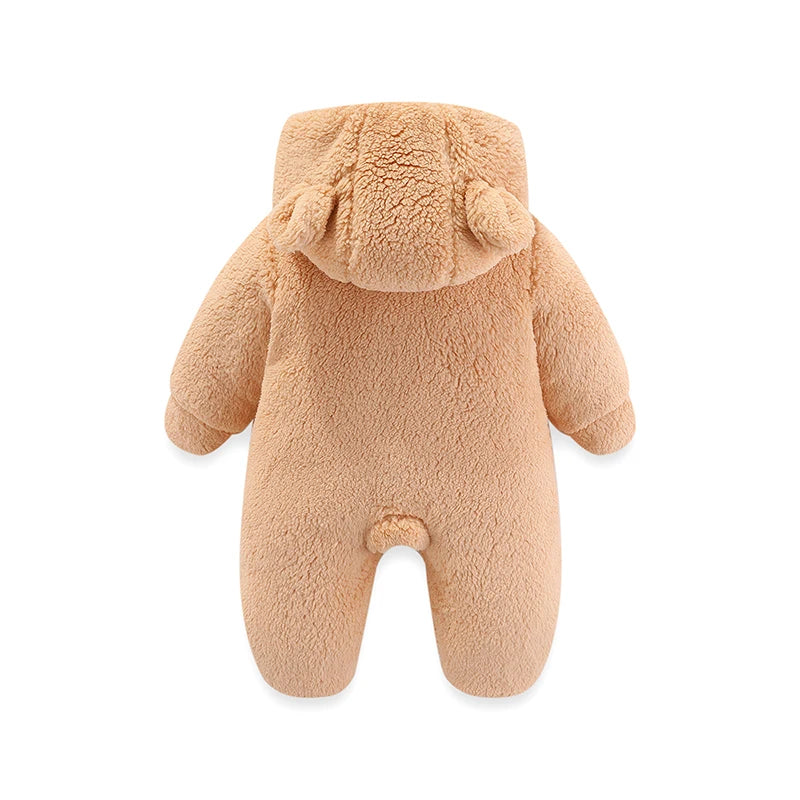 Un chien en peluche beige vu de dos, montrant ses oreilles tombantes et son corps lisse et doux avec un confort maximal, sur un fond blanc par BABY-PREMA Barboteuse à Capuche | Combinaison Épaisse Bébé.