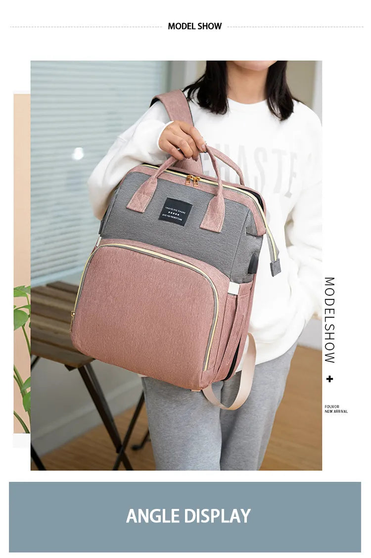 Une personne avant-gardiste présentant un élégant sac à dos Sac à Langer Bébé Marron avec USB de BABY PREMA avec des détails de design élégants et des accents de plumes pour un look à la fois décontracté et chic.