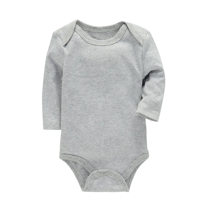 Ce body bébé gris à manches longues, le Body Bébé Coton Doux de BABY-PREMA, présente des fermetures à pression à l'entrejambe et un décolleté enveloppe, confectionné en coton doux pour assurer le confort de la peau délicate de bébé.