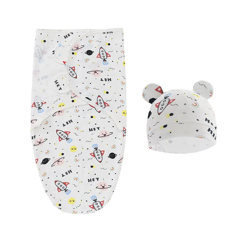 Une couverture Bébé Cocoon 100% Coton pour bébé et un bonnet assorti avec un adorable imprimé sur le thème de l'espace sur fond blanc, nécessaires pour bébé de la marque BABY PREMA.