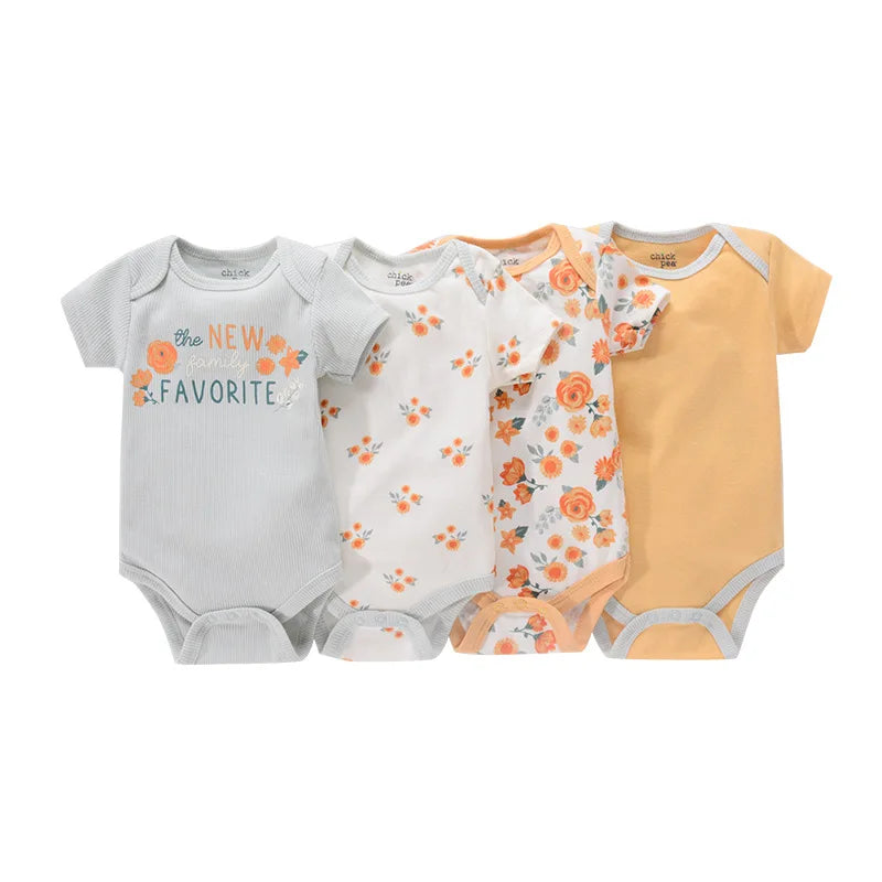 Quatre bodys pour bébé aux couleurs pastel sont disposés en rangée. Les motifs comprennent des motifs floraux, un avec le texte « The New Family Favorite » et un uni de couleur moutarde. Fabriqués en coton doux, les Lot de 4 Bodies Coton Bébé Couleurs été BABY PREMA sont parfaits pour le confort de l'été.