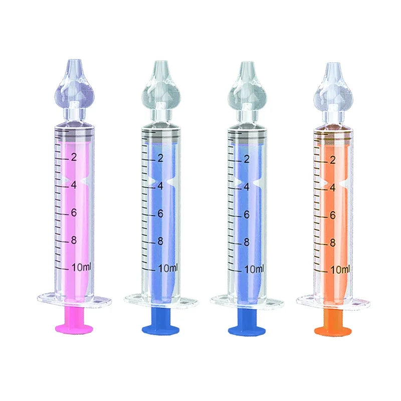 Quatre seringues colorées Lavage de Nez Bébé sur fond blanc, conçues pour ressembler à des seringues médicales pour un jeu d'enfant ou à des fins éducatives par BABY PREMA.