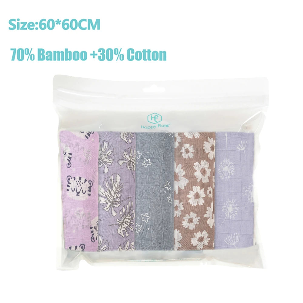 Un pack de carrés de tissu Mousseline Coton & Bambou de la marque BABY PREMA Langes Lot de 5 pièces fabriqués à partir de 70% de bambou et 30% de coton, chacun avec un motif pastel unique, mesurant 60 x 60 centimètres, soigneusement emballés