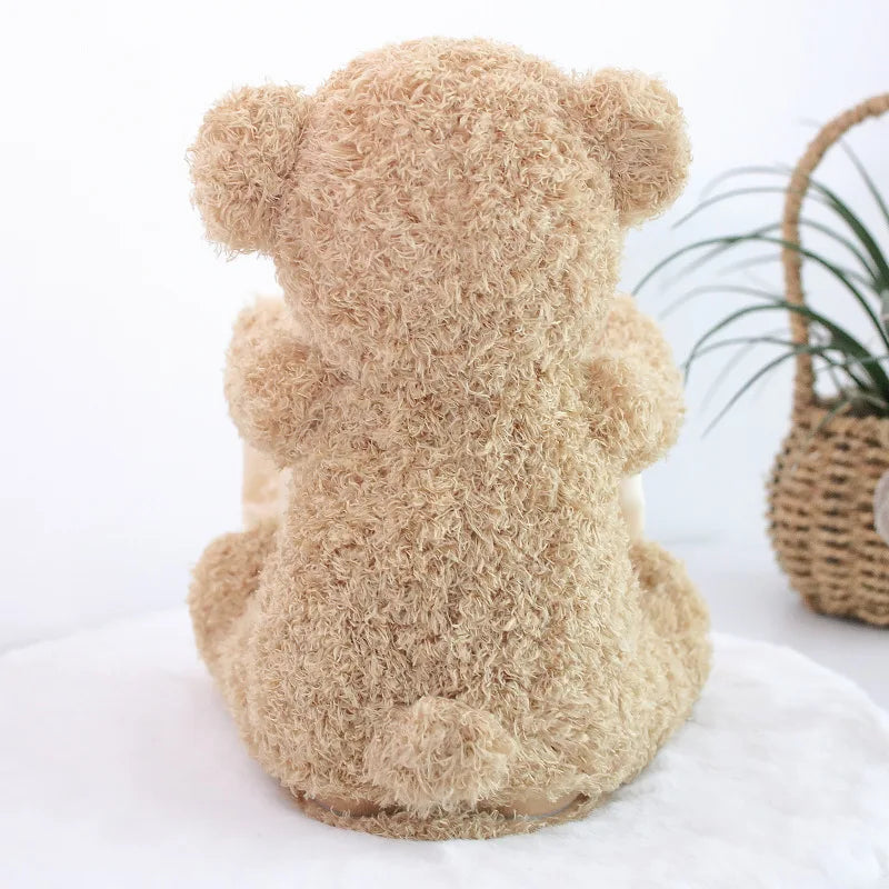 Une peluche Doudou Ours de BABY-PREMA vue de dos, avec sa texture pelucheuse mise en valeur et son fond doux et neutre qui crée une ambiance apaisante, parfaite pour un enfant.