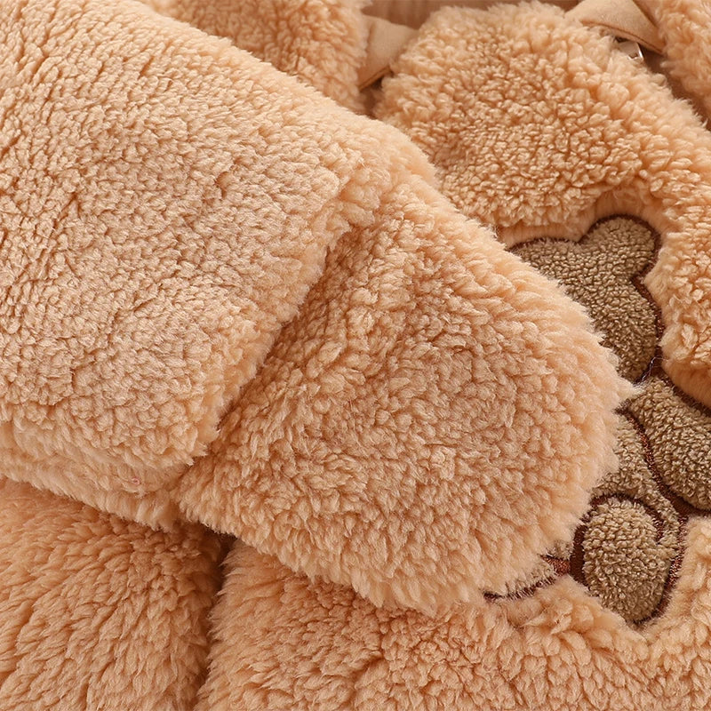 Vue rapprochée d'un tissu beige doux et moelleux avec un motif texturé, suggérant le matériau d'une couverture douillette ou d'une Barboteuse à Capuche | Combinaison Epaisse Bébé de BABY-PREMA pour un confort maximum.