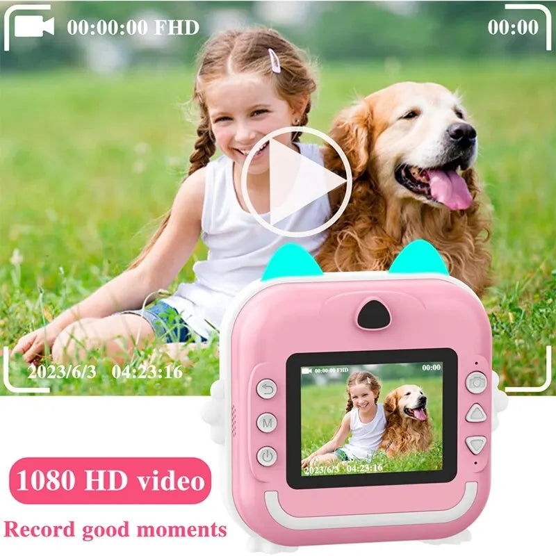 Une jeune fille et un golden retriever assis sur l'herbe s'affichent sur l'écran d'un appareil photo HD 1080 rose Polaroid | Pour Enfants Mini de BABY PREMA avec oreilles de chat. L'appareil photo, parfait pour capturer des souvenirs, affiche la date « 2023/6/3 » et l'heure « 04:23:16 ».