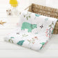 Couverture douce et fantaisiste BABY PREMA Langes en Mousseline en Coton pour Bébé avec imprimé ours ludique et nature, rayonnant d'un charme douillet dans une chambre d'enfant.