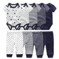 Un ensemble de six tenues pour bébé est présenté. Ce Kit Ensemble Body Pantalons Bébé de BABY PREMA comprend trois combinaisons à manches courtes et trois pantalons aux couleurs et motifs coordonnés : bleu marine, blanc avec étoiles bleu marine et rayures bleu marine et blanches. Chaque article est en coton doux et respirant pour un aspect doux et confortable.
