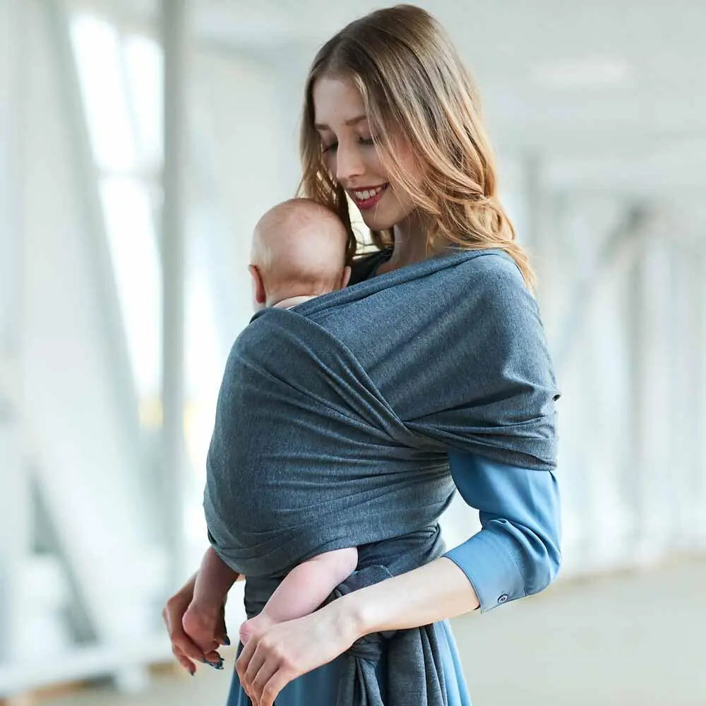 Une Femme portant son bébé avec une Écharpe. Un Porte-Bébé en Coton Extensible 0 à 36 mois - BABY PREMA