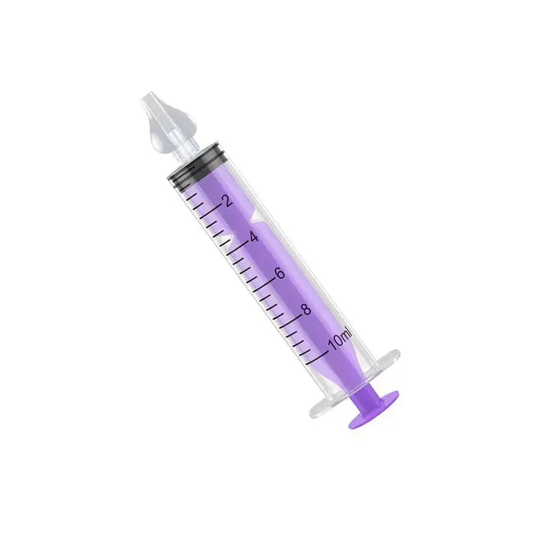 Une seringue Lavage de Nez Bébé avec un piston violet et un capuchon d'aiguille amovible sur fond blanc pour BABY PREMA.