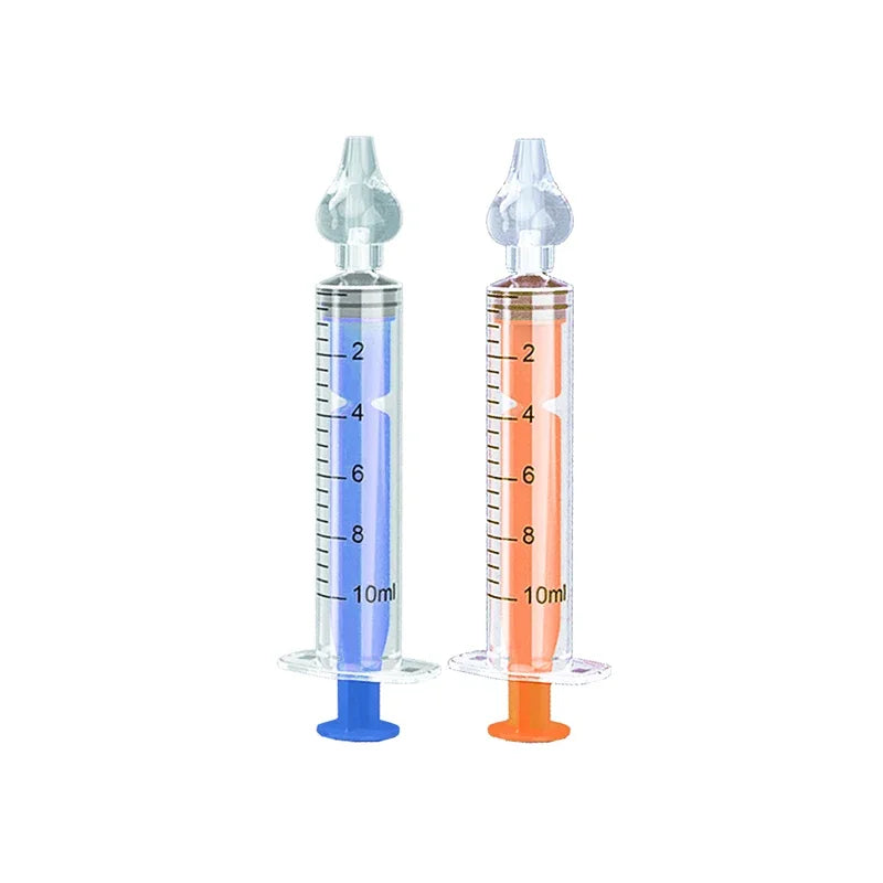 Deux seringues Lavage de Nez Bébé avec pistons colorés et aiguilles fixées, l'une remplie d'une substance bleue et l'autre d'une substance orange, conçues pour une utilisation prématurée, sur fond blanc par BABY PREMA.
