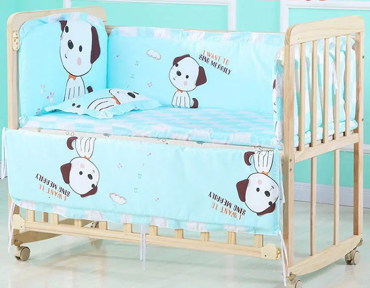 Lit bébé avec literie bleu clair avec de jolies illustrations de chiens, parfait pour un bébé prématuré - Ensemble 5 Pièces Literie Bébé en Coton de BABY PREMA.