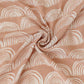 Tissu texturé avec des motifs de vagues abstraits blancs sur fond rose poussiéreux, élégamment drapé pour mettre en valeur son design et sa fluidité, parfait comme couverture BABY PREMA Bébé en Coton et Bambou Bio.
