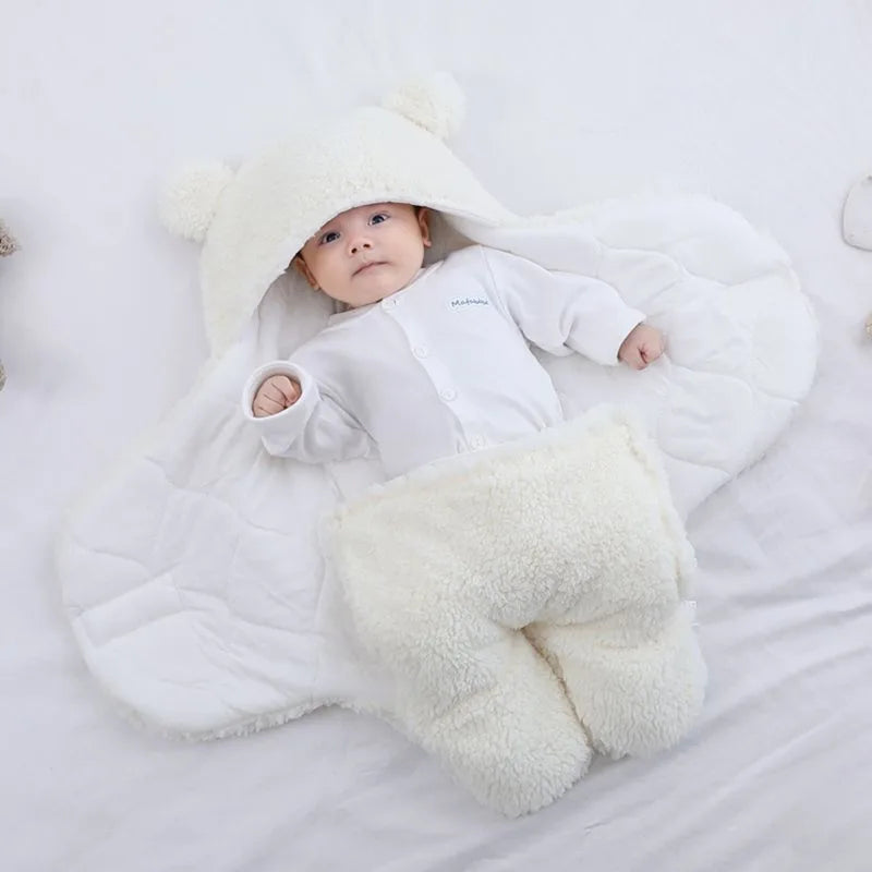 Une description modifiée pourrait être : Un bébé adorable portant un onesie ours duveteux de la marque BABY-PREMA, blotti dans une Couverture Bébé Doux Confortable | Pour Tenir Chaud, avec de.